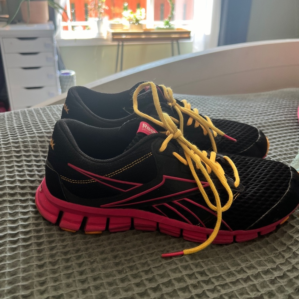 Reebok RealFlex‎ Black and Pink Athletic Shoes - Picture 3 of 5